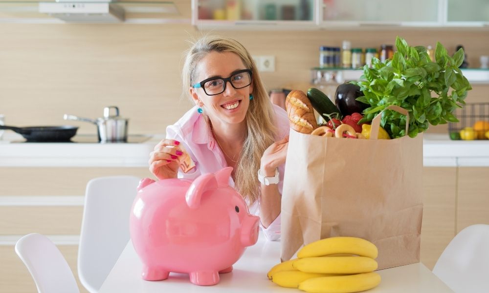 You are currently viewing דרכים לחסוך כסף על מצרכים – טיפים לקניית מזון בתקציב נמוך